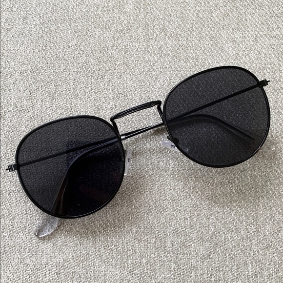Flat Lens Round Sunglasses 🖤 - Picture 2 of 3
